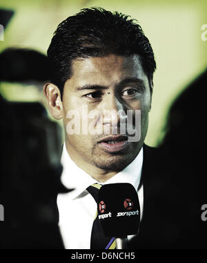 19.04.2013. Wellington, Neuseeland.  Hurrikane-Co-Trainer Alama Ieremia hat einen Chat, Sky Sport, vor dem kick-off. Investec Super Rugby, Hurrikane versus Kraft im Westpac Stadium, Wellington, Neuseeland. Stockfoto