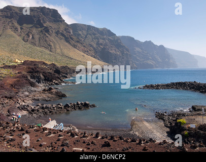 Bucht für Schwimmen und Sonnenbaden Punta de Teno im Westen von Teneriffa, Blick auf die Accantilados Los Gigantes Klippen in der Nähe Stockfoto