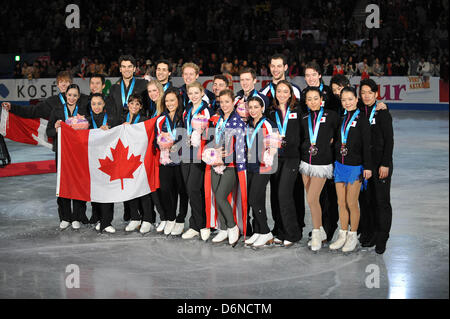 (L-R) Kanada-team Gruppe (CAN), USA-Team-Gruppe (USA), Japan-Team-Gruppe (JPN), 13. April 2013 - Eiskunstlauf: Silber-Medaillengewinner Team Canada, Gold-Medaillengewinner Team USA und Bronze Medaille Sieger Team Japan für ein Gruppenfoto während der ISU World Team Trophy im Eiskunstlauf Damen Kür im Yoyogi 1. Gymnasium in Tokio, Japan posieren. (Foto: AFLO) Stockfoto