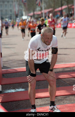 21. April 2013. Die Mall, London. Agonie und Ekstase der Fertigstellung 2013-London-Marathon. Die meisten Läufer trug ein schwarzes Band zur Unterstützung der Boston-Marathon-Bombe am vergangenen Montag. Eine Reihe von prominenten lief und beendete das Rennen. Stockfoto