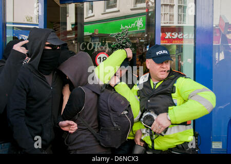 Brighton, UK. 21. April 2013. Erkrankung ausbricht als Anarchisten, Antifaschisten und rechtsextremen März für England Demonstranten Zusammenstoß mit der Polizei. Stockfoto