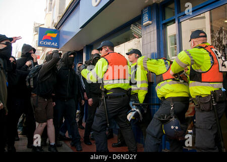 Brighton, UK. 21. April 2013. Erkrankung ausbricht als Anarchisten, Antifaschisten und rechtsextremen März für England Demonstranten Zusammenstoß mit der Polizei. Stockfoto