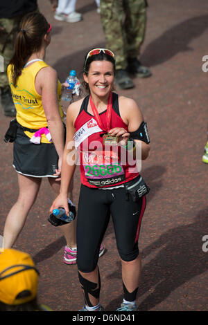 News-Reader und Moderatorin, Susanna Reid, zeigt ihre Medaille auf den Virgin London Marathon 2013 abschließen. Stockfoto