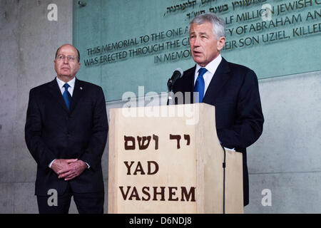 Jerusalem, Israel. 21. April 2013. US-Defense Secretary Chuck Hagel (R) befasst sich mit die Presse israelische Verteidigung Mionister Drehgestell Alon (L), Stand zum Abschluss eines Besuchs in Yad Vashem Holocaust Museum. Jerusalem, Israel. 21. April 2013.  U.S. Defense Secretary Charles Timothy Chuck Hagel bei ersten Besuch in Israel als Pentagon-Chef besucht Yad Vashem Holocaust Museum. Hagel Besuch kommt einen Monat, nachdem Präsident Obama in Jerusalem Israelis ein US-Engagement für ihre Sicherheit zu beruhigen war. Stockfoto