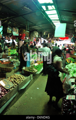 Stände im Zentralmarkt Kandy, Sri Lanka zu produzieren Stockfoto