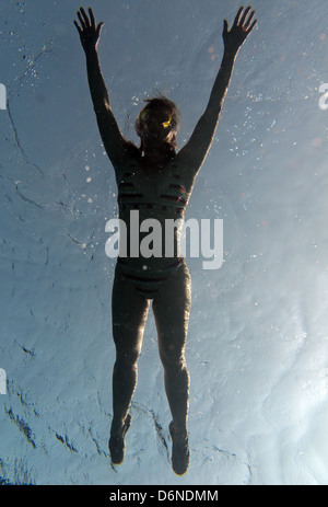 Alicudi, Italien, Silhouette, Frau, Schwimmen im Meer Stockfoto