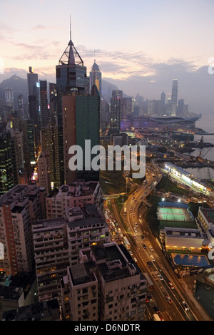 Hong Kong, China, mit Blick auf Hong Kong Island in der Abenddämmerung Stockfoto