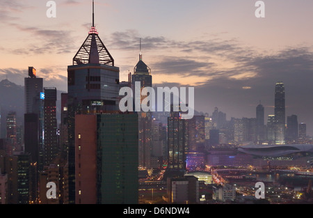 Hong Kong, China, mit Blick auf Hong Kong Island in der Abenddämmerung Stockfoto