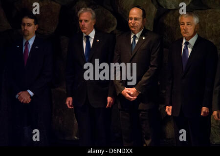 Jerusalem, Israel. 21. April 2013. US-Defense Secretary Chuck Hagel (R) beteiligt sich an einer Gedenkfeier in Yad Vashem, eskortiert von Moshe Drehgestell Alon (2. R), israelische Verteidigungsminister, israelischer Botschafter in den USA, Michael Oren (3. R) und Dan Shapiro (L), US-Botschafter in Israel. Jerusalem, Israel. 21. April 2013.  U.S. Defense Secretary Charles Timothy Chuck Hagel bei ersten Besuch in Israel als Pentagon-Chef besucht Yad Vashem Holocaust Museum. Hagel Besuch kommt einen Monat, nachdem Präsident Obama in Jerusalem Israelis ein US-Engagement für ihre Sicherheit zu beruhigen war. Stockfoto