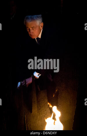 Jerusalem, Israel. 21. April 2013. US-Verteidigungsminister Chuck Hagel entfacht die ewige Flamme in einer Gedenkfeier in der Halle der Erinnerung an Yad Vashem Holocaust Museum. Jerusalem, Israel. 21. April 2013.  U.S. Defense Secretary Charles Timothy Chuck Hagel bei ersten Besuch in Israel als Pentagon-Chef besucht Yad Vashem Holocaust Museum. Hagel Besuch kommt einen Monat, nachdem Präsident Obama in Jerusalem Israelis ein US-Engagement für ihre Sicherheit zu beruhigen war. Stockfoto