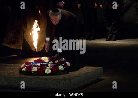 Jerusalem, Israel. 21. April 2013. US-Verteidigungsminister Chuck Hagel legt einen Kranz von Blumen in einer Gedenkfeier in der Halle der Erinnerung an Yad Vashem Holocaust Museum. Jerusalem, Israel. 21. April 2013.  U.S. Defense Secretary Charles Timothy Chuck Hagel bei ersten Besuch in Israel als Pentagon-Chef besucht Yad Vashem Holocaust Museum. Hagel Besuch kommt einen Monat, nachdem Präsident Obama in Jerusalem Israelis ein US-Engagement für ihre Sicherheit zu beruhigen war. Stockfoto