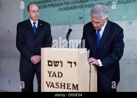 Jerusalem, Israel. 21. April 2013. US Defense Secretary Chuck Hagel (R) unterschreibt das Gästebuch als Israeli Defense Minister Drehgestell Alon (L) durch den Abschluss der Sekretär Besuch in Yad Vashem Holocaust Museum steht. Jerusalem, Israel. 21. April 2013.  U.S. Defense Secretary Charles Timothy Chuck Hagel bei ersten Besuch in Israel als Pentagon-Chef besucht Yad Vashem Holocaust Museum. Hagel Besuch kommt einen Monat, nachdem Präsident Obama in Jerusalem Israelis ein US-Engagement für ihre Sicherheit zu beruhigen war. Stockfoto