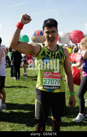 London, UK. 21. April 2013. Azhar Siddique BBC The Apprentice 2012 zu Beginn des Virgin London Marathon 2013 lief für das Kinderhilfswerk Vertrauen Tadworth. Bildnachweis: Elsie Kibue/Alamy Live-Nachrichten Stockfoto