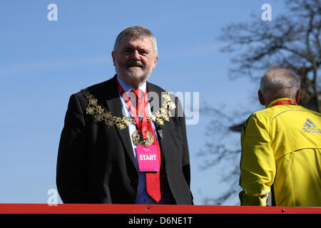 London, UK. 21. April 2013. Bürgermeister von Lewisham Sir Steve Bullock zu Beginn Virgin London Marathon 2013. Bildnachweis: Elsie Kibue/Alamy Live-Nachrichten Stockfoto