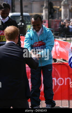 London, UK. 21. April 2013. Elite Männer Sportler Sieger Tsegaye Kebede verliehen von Prinz Harry der Virgin London-Marathon. Bildnachweis: Elsie Kibue/Alamy Live-Nachrichten Stockfoto