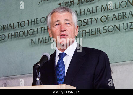 Jerusalem, Israel. 21. April 2013. US-Verteidigungsminister Chuck Hagel richtet die Presse zum Abschluss eines Besuchs in Yad Vashem Holocaust Museum. Jerusalem, Israel. 21. April 2013.  U.S. Defense Secretary Charles Timothy Chuck Hagel bei ersten Besuch in Israel als Pentagon-Chef besucht Yad Vashem Holocaust Museum. Hagel Besuch kommt einen Monat, nachdem Präsident Obama in Jerusalem Israelis ein US-Engagement für ihre Sicherheit zu beruhigen war. Stockfoto