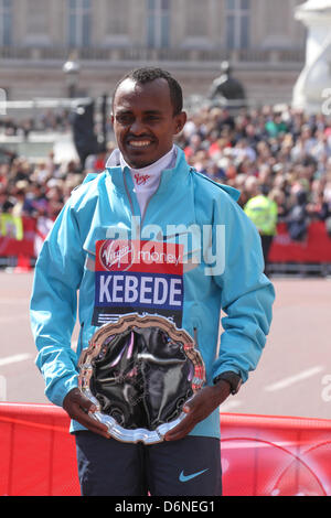 London, UK. 21. April 2013. Tsegaye Kebede, das Rennen in einer Zeit von 02:06:04 gewann. Kredit-David Mbiyu/Alamy Live-Nachrichten Stockfoto