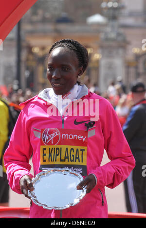 London, UK. 21. April 2013. Kenias Edna Kiplagat, die den zweiten in einer Zeit von 02:21:32 Platz. Kredit-David Mbiyu/Alamy Live-Nachrichten Stockfoto