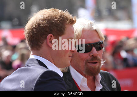 London, UK. 21. April 2013. Prinz Harry mit Sir Richard Branson 33. Virgin London-Marathon-Preisverleihung in der Mall. Kredit-David Mbiyu/Alamy Live-Nachrichten Stockfoto