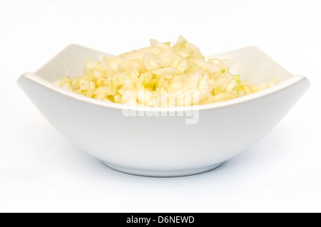 Studioaufnahme von gehackten Zwiebeln in Schüssel auf einem einfachen weißen Hintergrund weiß Stockfoto