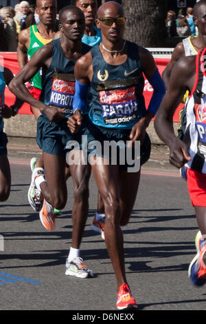 London, UK. 21. April 2013. Somali- geborene britische internationale Leichtathletin und Olympiateilnehmerin, Mohamed 'Mo' Farah, CBE, führt die Elite Männer Kreisverkehr Sun In the Sands, Blackheath, UK, während Virgin London Marathon 2013 Stockfoto