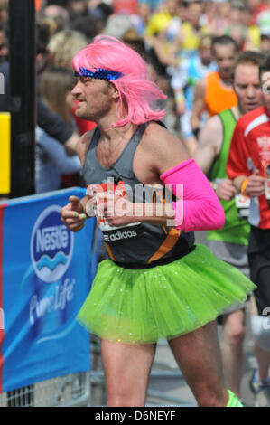 Westminster, London, UK. 21. April 2013. Die Masse der Läufer beim London-Marathon.  Der Virgin London Marathon 2013. Stockfoto