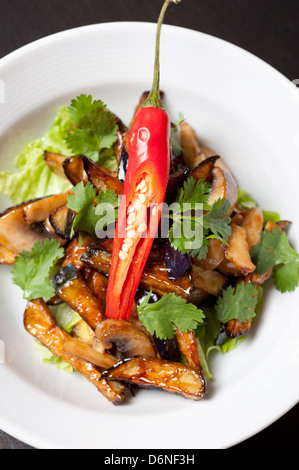 Salat von gebratenen Auberginen Stockfoto