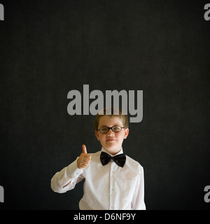 Daumen hoch Zeichen junge verkleidete sich als Geschäftsmann, Lehrer oder Schüler auf Tafel Hintergrund Stockfoto