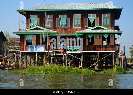 Haus/Restaurant gebaut auf Pfählen über Inle-See, Myanmar Burma Stockfoto