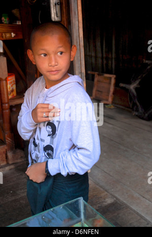 Burmesische junge im Shop. Stockfoto