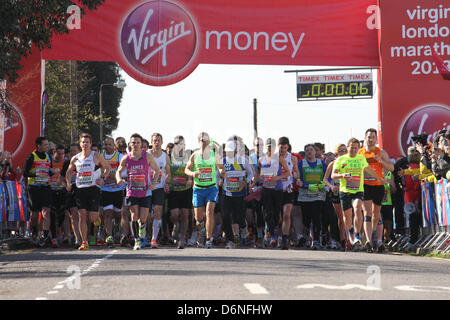 London, UK. 21. April 2013. Marathonläufer bereiten sich auf 26 Meilen-Rennen von Blackheath zu Beginn der jährlichen Virgin London-Marathon beginnen. Jedes Jahr Gelder durch den Marathon ist an der London Marathon Charitable Trust gespendet. Mehr als 35.000 Läufer sind aufgrund der Teilnahme an dem Rennen, das in Blackheath in Süd-Ost-London beginnt und endet in der Nähe von Buckingham Palace... Kredit-David Mbiyu/Alamy Live-Nachrichten Stockfoto