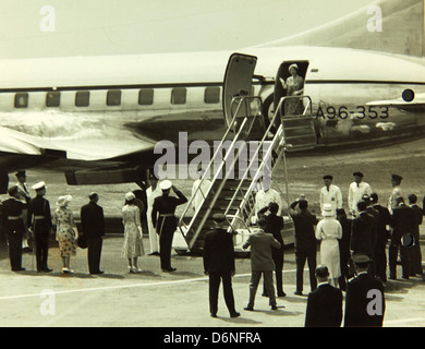 Dieses Foto zeigt Mitarbeiter von Convair/General Dynamics in den Jahren 1955 bis 1969, darunter RAAF-Mitarbeiter (Royal Australian Air Force), die zusammen mit US-Ingenieuren an Militär- und Luftfahrtprojekten, einschließlich des A96-353-Projekts, arbeiten. Stockfoto