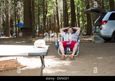 Campingplatz mit Zelt und camping-Ausrüstung. Menschen rund um den Campingplatz entspannen. Stockfoto