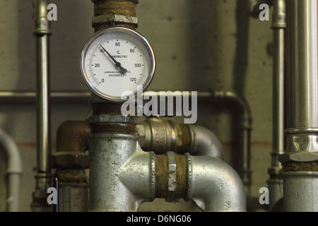 Heizung-System Manometer in einem Öko-Haus Stockfoto