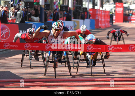 Kurt Fearnley von Australien gewinnt Herren 2013 T54 Rollstuhl Virgin London marathon Stockfoto