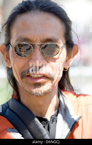 Intensives Porträt eines Mannes wahrscheinlich hispanischer Abstammung mit Sonnenbrille. MayDay Parade und Festival Minneapolis Minnesota MN USA Stockfoto