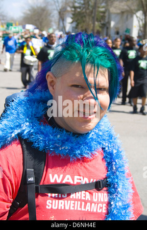 Glücklich Gegenkultur Teen männlich mit gefärbten Haaren von Grün und blau. MayDay Parade und Festival Minneapolis Minnesota MN USA Stockfoto