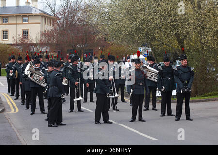 Wimborne, Dorset UK. 21. April 2013. Die Gewehre, unter der Leitung von Gewehre Band, Parade durch die Straßen von Wimborne in Dorset, 3 Jahre nach der Freiheit der Stadt gegeben. Die Gewehre waren die Ehre im Jahr 2010 dank der damalige Bürgermeister, Stadtrat John Burden gewährt, die die Portion Bürgermeister für die Veranstaltung. Freiheit Wimborne bot sich die Kräfte nach Rifleman Phil Allen getötet wurde, in der Provinz Helmand, Afghanistan am 7. November 2009 im Alter von 20 Jahren. Stockfoto