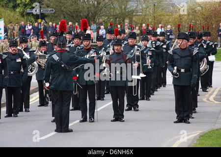 Wimborne, Dorset UK. 21. April 2013. Die Gewehre, unter der Leitung von Gewehre Band, Parade durch die Straßen von Wimborne in Dorset, 3 Jahre nach der Freiheit der Stadt gegeben. Die Gewehre waren die Ehre im Jahr 2010 dank der damalige Bürgermeister, Stadtrat John Burden gewährt, die die Portion Bürgermeister für die Veranstaltung. Freiheit Wimborne bot sich die Kräfte nach Rifleman Phil Allen getötet wurde, in der Provinz Helmand, Afghanistan am 7. November 2009 im Alter von 20 Jahren. Stockfoto