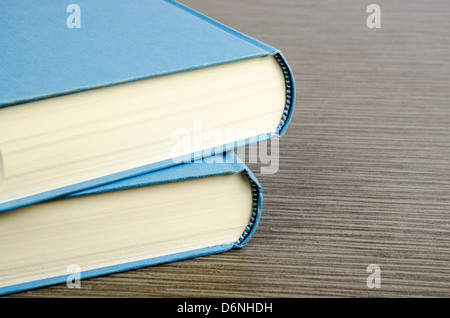 Zwei blaue Bücher auf einem Tisch mit Holz Textur Stockfoto