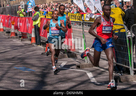 LONDON, East Smithfield, 21. April 2013.  Tsegaye Kebede, Äthiopien, auf der Rückseite der Elite Männer Gruppe kurz vor Meile 13.  Kebede würde fortfahren, um zu gewinnen, seine London-Erfolg des Jahres 2010 zu wiederholen. Stockfoto