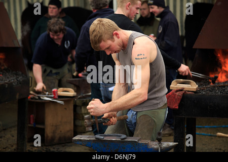 Ein Hufschmied die Hufeisen Stockfoto