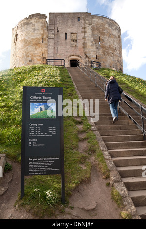 Die Ruine des Bergfrieds der 11. Jahrhundert York Castle, bekannt als Cliffords Tower - York, Yorkshire UK Stockfoto