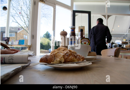 Mandel-Croissant auf Tisch im trendigen café Stockfoto