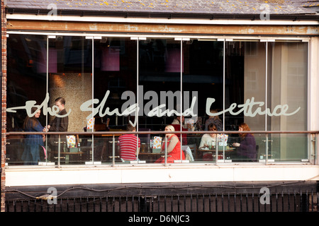 Menschen in der Schnecke und Salat Pub Essen Low Ousegate, York, Yorkshire UK Stockfoto