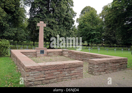 Eingang Denkmal auf den Achiet le Petit deutschen Friedhof, Pas-de-Calais, Nord-Pas-de-Calais, Frankreich. Stockfoto