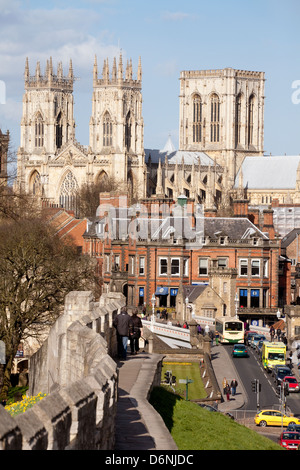 York Minster Cathedral und die Skyline der Stadt von der alten Stadtmauer, York, Yorkshire UK Stockfoto