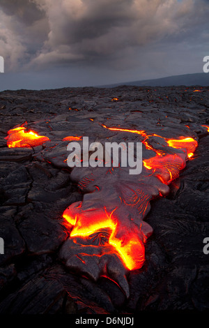 Lavastrom von Kilauea Vulkans Puu Oo Vent in der Nähe von Hakuma Punkt, Hawaiis Big Island (The Big Island), Hawaii, USA Stockfoto