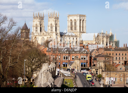 York Minster Cathedral gesehen von der alten Stadtmauer an einem Frühlingstag, York, Yorkshire, Großbritannien Stockfoto