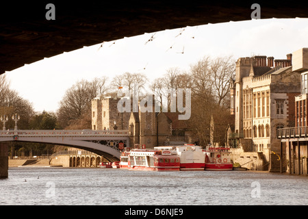 Fluss Ouse, York, UK, gesehen durch die Ouse-Brücke in Richtung der Lendal Bridge, Yorkshire UK Stockfoto